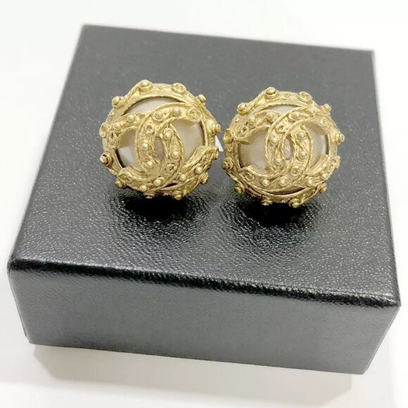 CHANEL CC Logos Pearl Round Clip-On Earrings Gold Tone 94A Auth w/Box D-b1151229 - Picture 7 of 16
